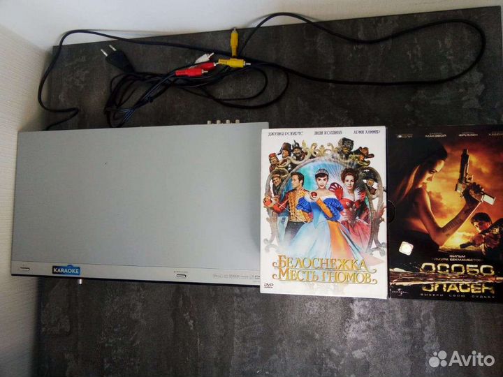 Видеомагнитофон + фильмы и песни-караоке