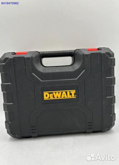 Шуруповерт DeWalt с набором инструментов