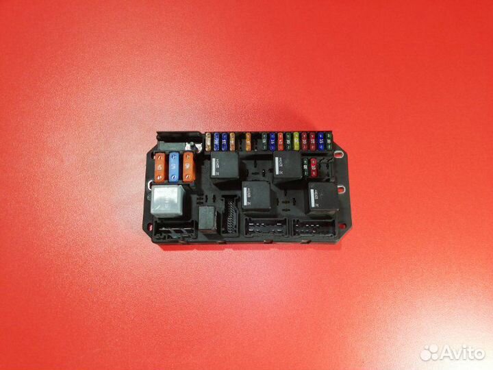 Блок предохранителей салонный задний Land Rover