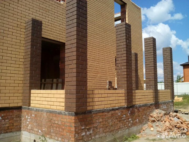 Кладка блока, каменщик, возведение стен