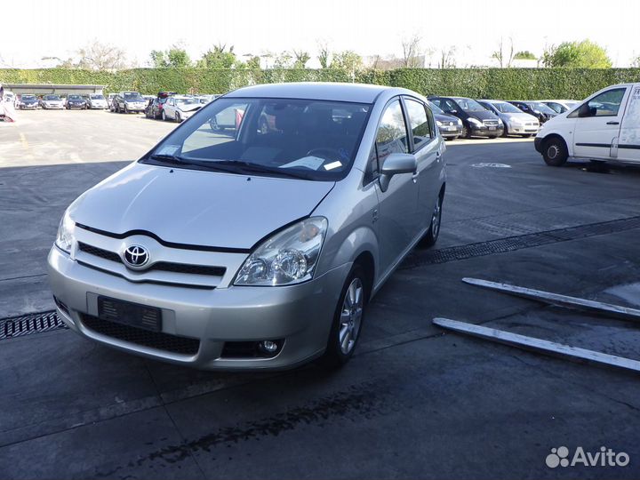 Подлокотник центральный toyota corolla verso 2 200