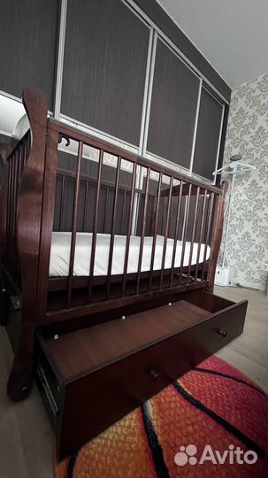 Детская кроватка с продольным маятником