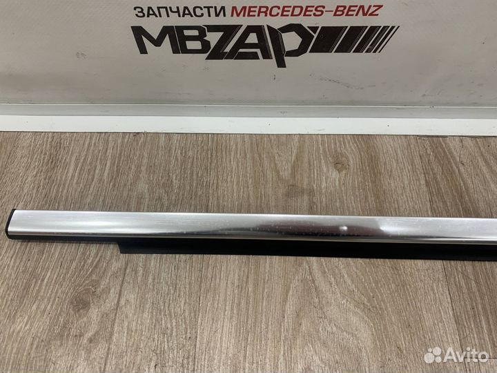 Молдинг передней левой двери Mercedes W204
