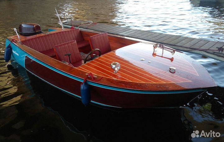 Классическая деревянная моторная лодка