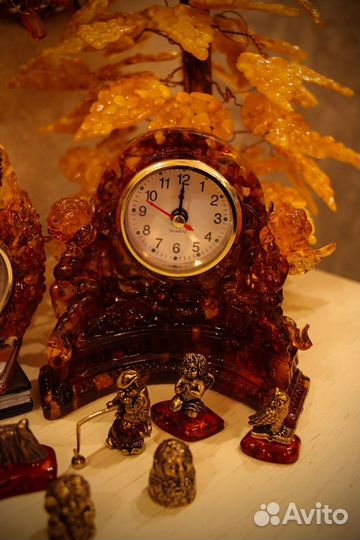 Настольные часы из янтаря