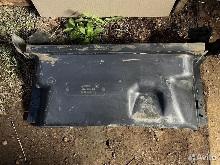 Воздухозаборник радиатора Volkswagen Passat B3