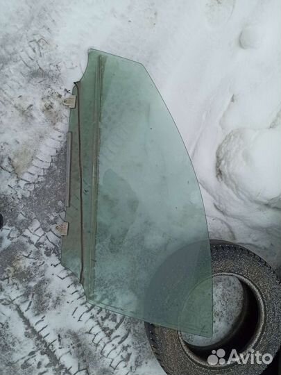 Продам боковое стекло