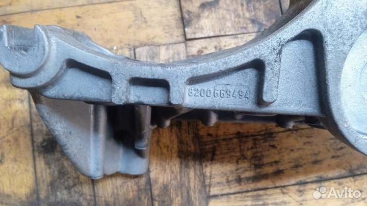 Кронштейн генератора и кондиционера Renault Duster