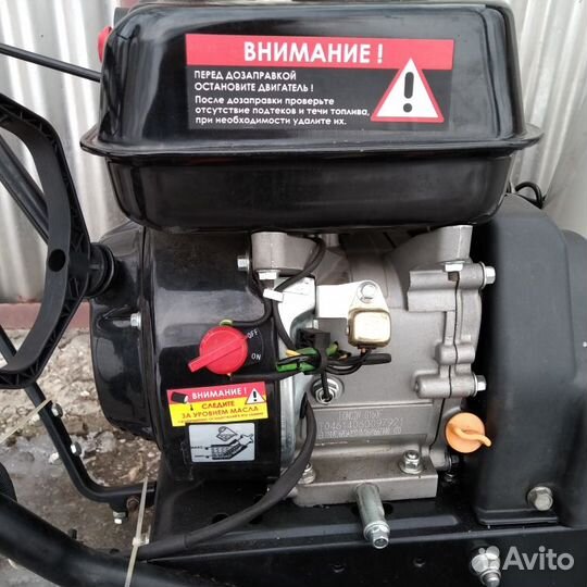 Продаю снегоуборочную машину бензиновую смб-550