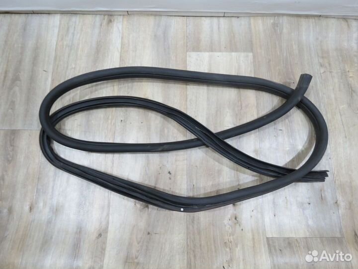 Уплотнитель двери передний левый Kia Rio 3