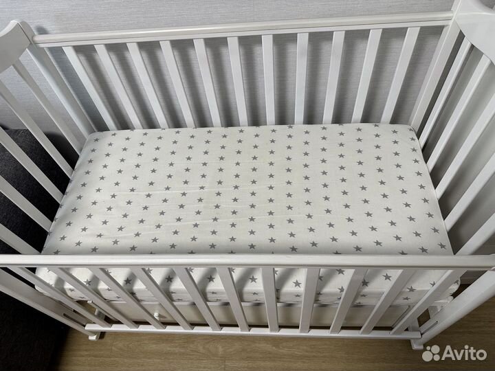 Детская кроватка с маятником и ящиком