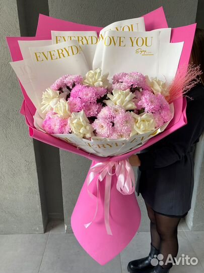 Яркий букет французских роз и хризантем