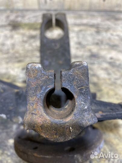 Поворотный кулак передний левый Renault Megane 2