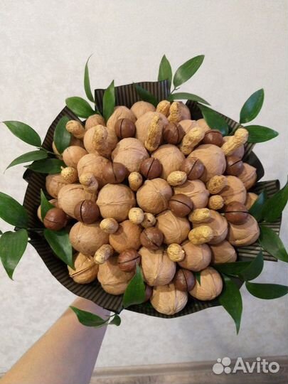 Букет из орехов