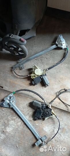 Задний левый фонари на крышку багМитсубиси Каризма