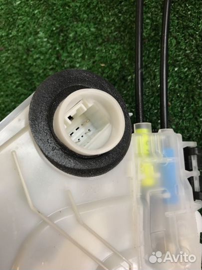 Замок двери задний левый Toyota Crown AWS210