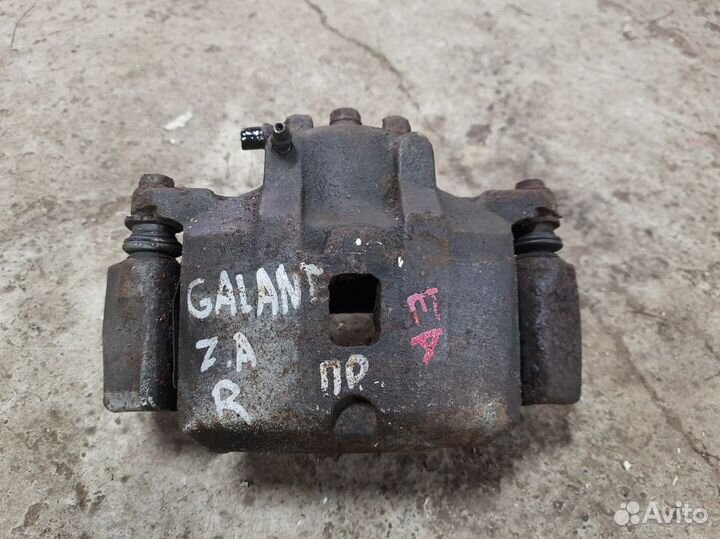 Суппорт передний правый Mitsubishi Galant 8