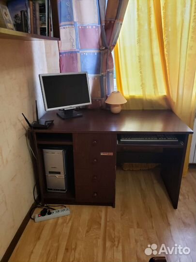 Компьютерный стол с компьютером