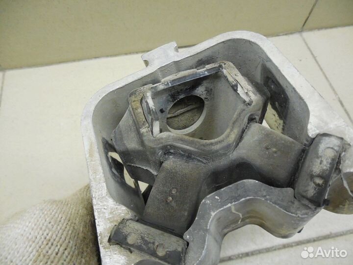 Опора двигателя правая Sandero 2009-2014