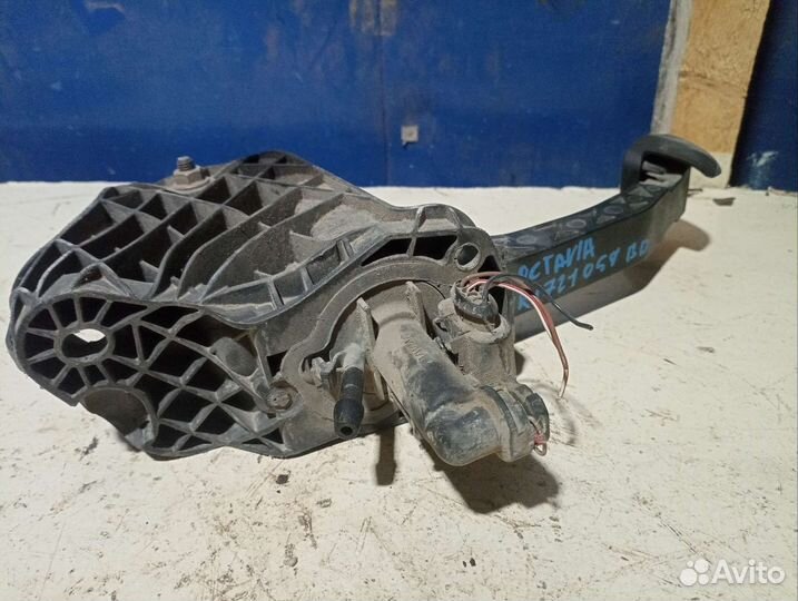 Педаль сцепления VAG 1K1721059BD