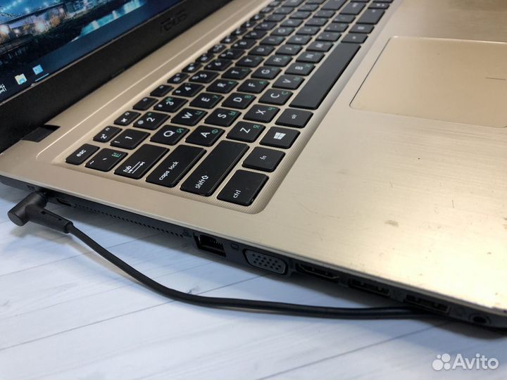 Красивый ноутбук asus