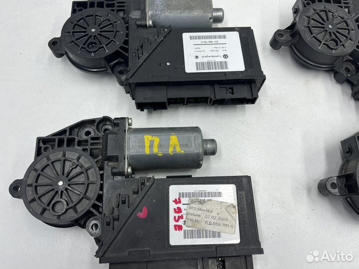 Моторчик стеклоподьемника передний левый