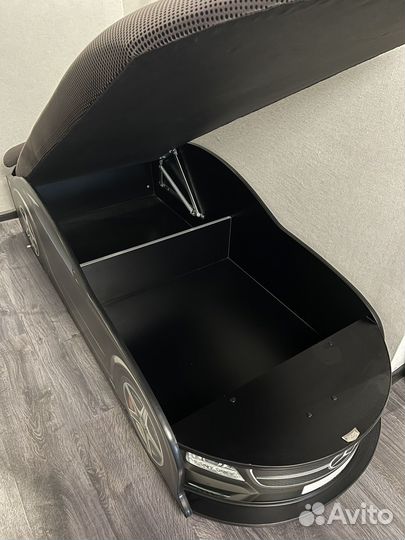 Детская кровать машина