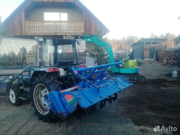 Вспашка земли трактором