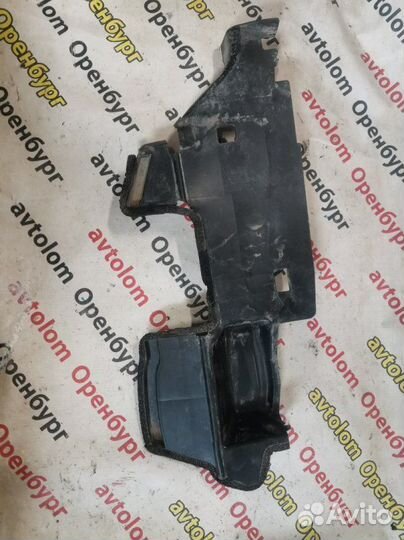 Дефлектор радиатора правый Toyota Camry 40