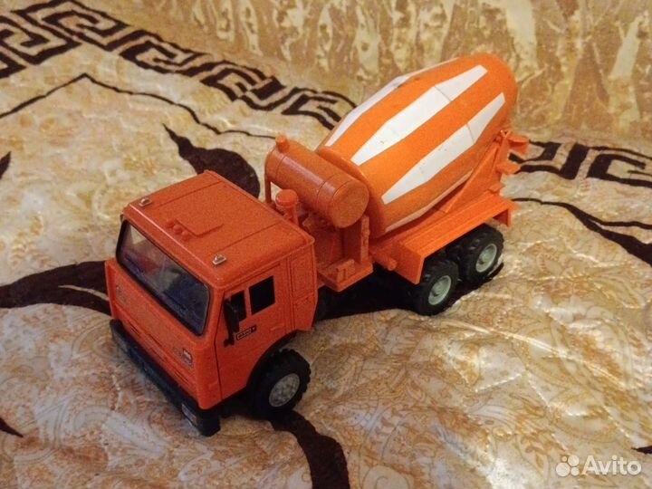 Игрушечный камаз бетономешалка