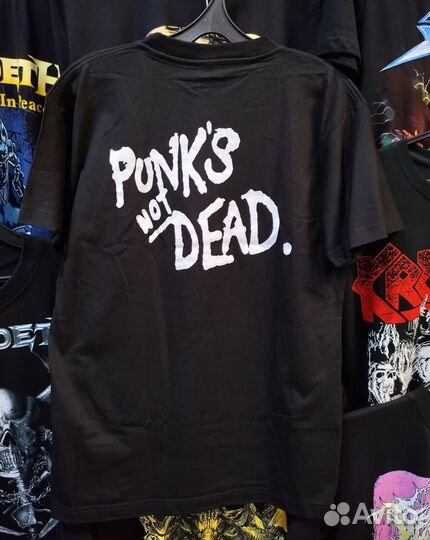 Футболка Punk's Not Dead