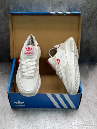 Кроссовки женские Adidas Retropy