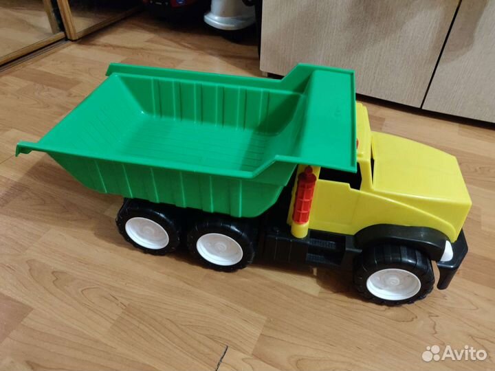 Грузовик игрушечный