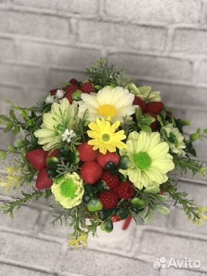 Букетик ромашек с ягодками