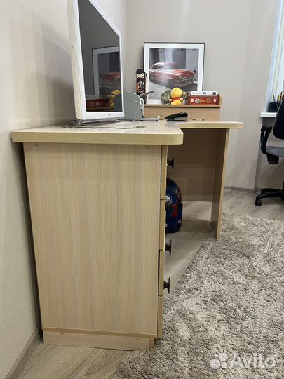 Письменный стол для школьника угловой бу