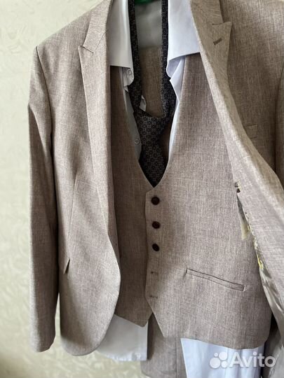 Костю тройка, рубашка и галстук. 52