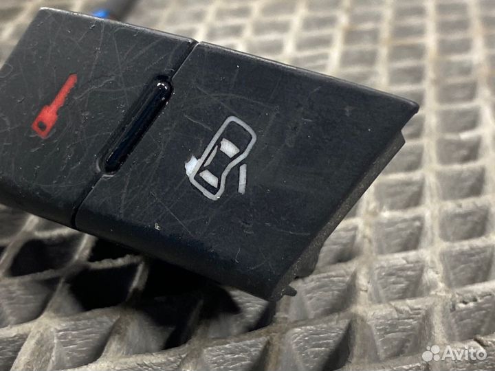 Кнопка центрального замка Audi Allroad C5 BES 2004