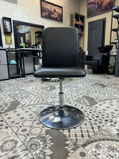 Стул для мастера маникюра