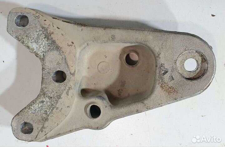 Кронштейн опоры двигателя правый Skoda Fabia 1