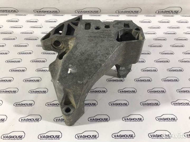 Кронштейн двигателя правый Volkswagen Passat B6 3С