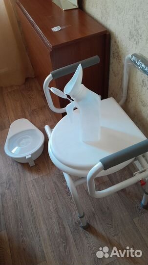 Кресло туалет с опускающимися подлокотниками