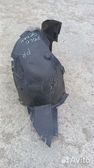 Volkswagen Polo седан передний правый подкрылок