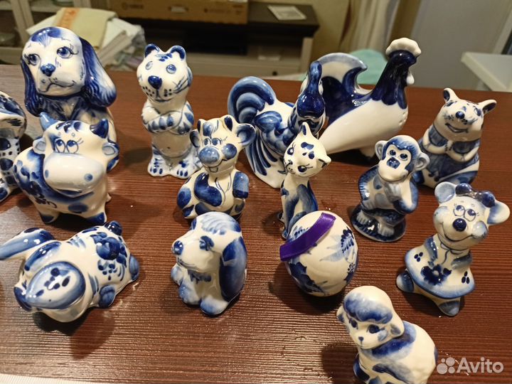 Фигурки и посуда Гжель