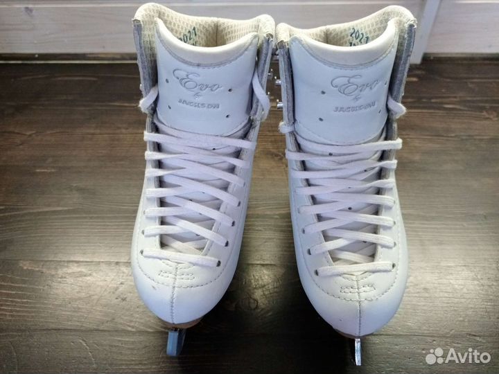 Фигурные коньки jackson