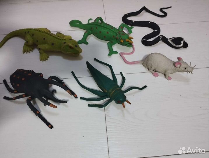 Ящерицы, жуки, змея и мышь резиновые