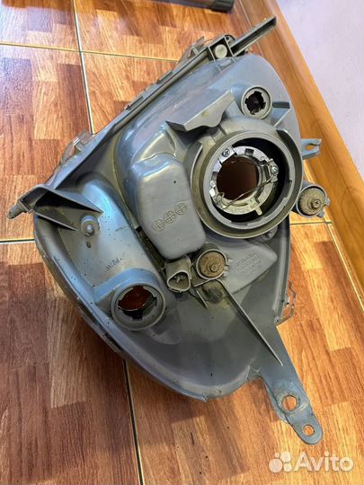 Фара правая на Toyota Vitz
