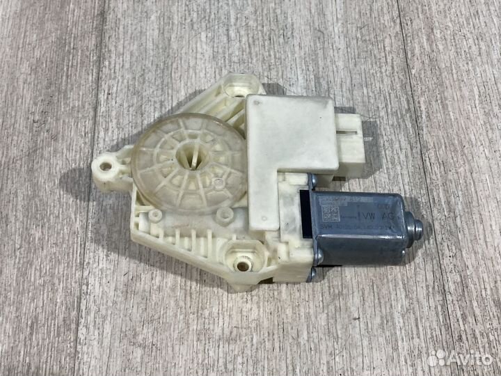 Моторчик стеклоподъемника Skoda Rapid NH3 перед R