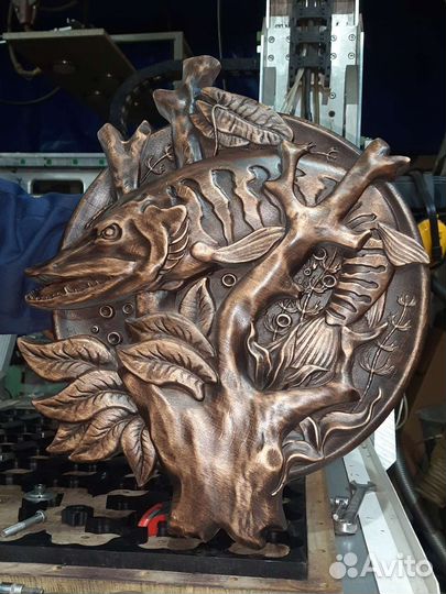 Резное панно из дерева