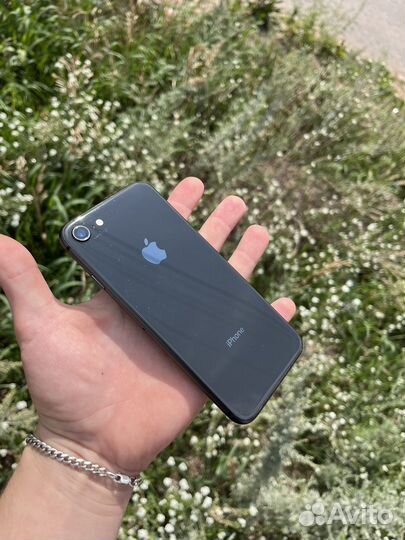 Телефон iPhone 8