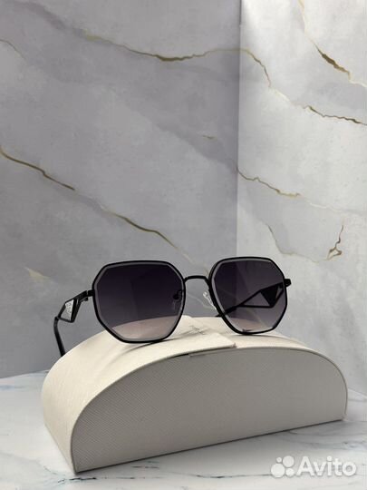 Солнцезащитные очки Prada